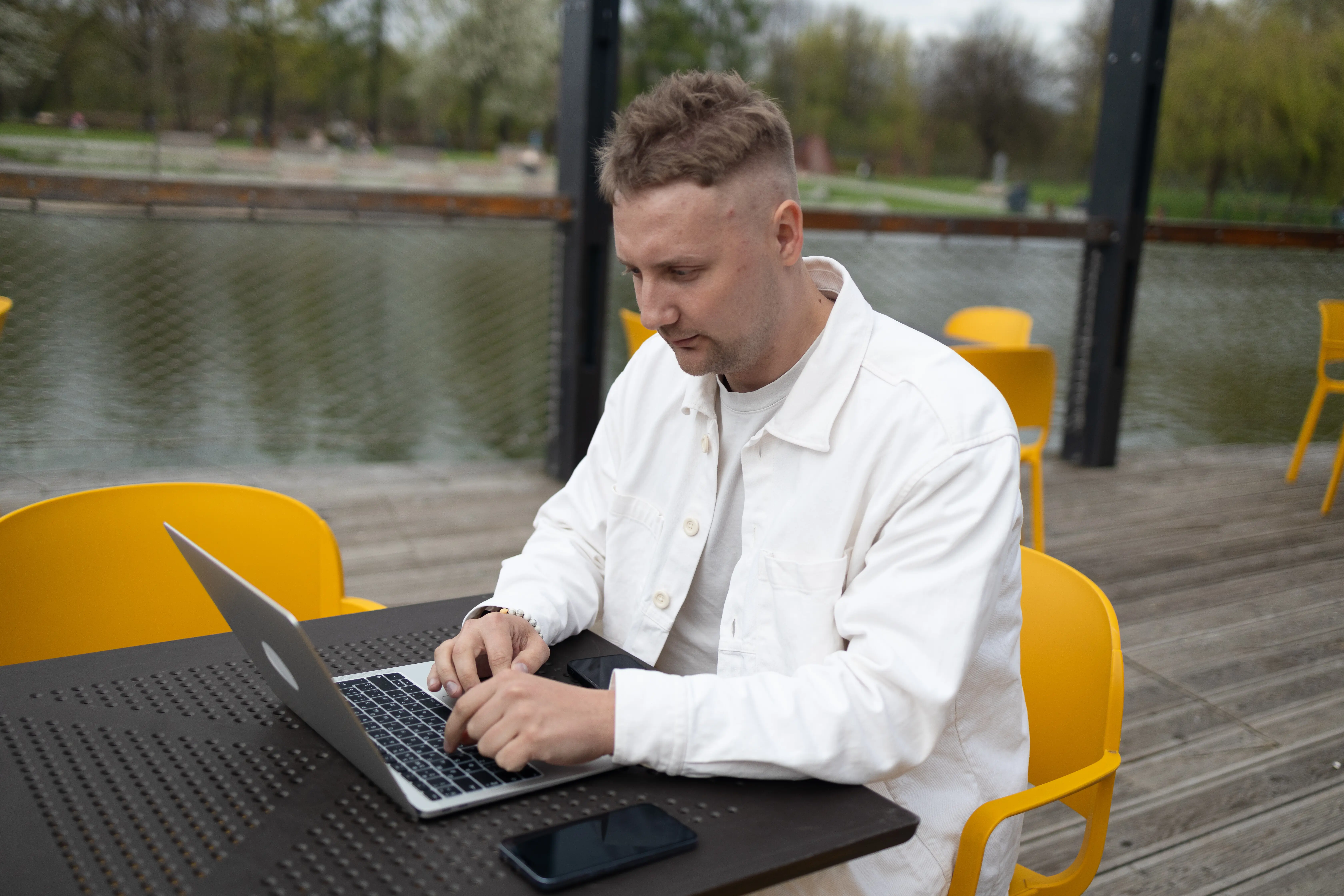 Vollkornbrot liegt auf einer hölzernen Küchenplatte, während ein Koch ein goldenes Messer hält, um das frische Brot zu schneiden.